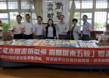屏東五校獲贈新書充實館藏 教育處表達感謝