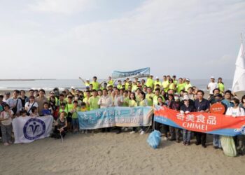 台南市日本人協會號召 攜手社團淨灘漁光島共創美麗海洋