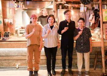 總統蔡英文走訪高雄鹽一市場　感受青銀共市