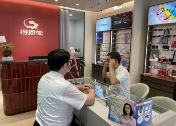 換副眼鏡 視界愈年輕　精準配鏡　首選得恩堂！