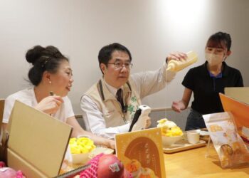 賣限量芒果 黃偉哲上阿芳老師直播