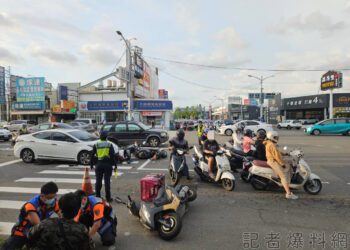 三寶? 怎麼開的 自小客追撞等紅燈4機車 驚險撞擊畫面曝