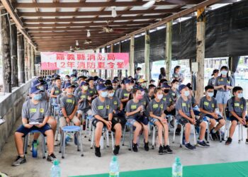 嘉義縣消防局辦夏令營 60位學童體驗一日消防員