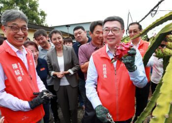 卓院長訪視紅龍果外銷供果園 與果農話家常品好果