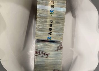 換你被騙了吧！被害人秀出整疊千元鈔釣車手取款 埋伏警逮車手