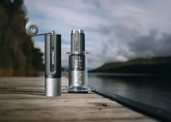 AeroPress慶祝二十周年，推出首款手動咖啡磨豆機及全新Premium系列黑白高級版