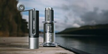 AeroPress慶祝二十周年,推出首款手動咖啡磨豆機及全新Premium系列黑白高級版