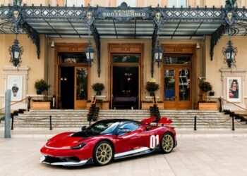 AUTOMOBILI PININFARINA BATTISTA EDIZIONE NINO FARINA 及 MAHINDRA RACING 走上摩納哥街頭向賽車傳奇 GIUSEPPE 「NINO」 FARINA 致敬