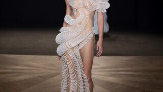 思百博 (Spiber) 攜手荷蘭高定設計師Iris van Herpen亮相2025秋冬巴黎高級定制時裝周,發布先鋒婚禮造型