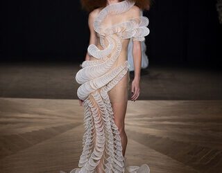 思百博 (Spiber) 攜手荷蘭高定設計師Iris van Herpen亮相2025秋冬巴黎高級定制時裝周，發布先鋒婚禮造型