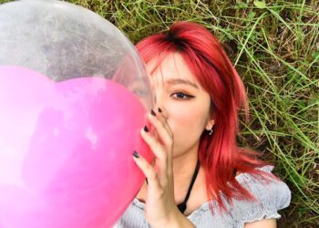 刺心入骨！唱作新女聲太愛「她」了 竟然把億萬偶像簽名刺在手上捧著