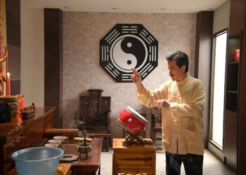 《天道》邪派風水師 李興文手拿桃花劍、符咒除魔斬蛇妖架式十足