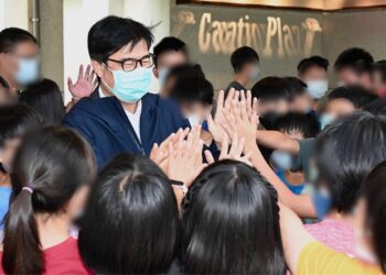 關心院童入住楠梓新院舍 陳其邁關懷訪視「南區兒童之家」