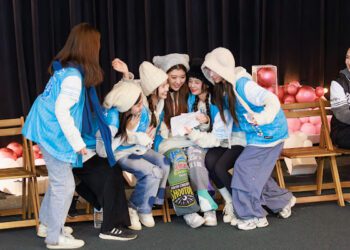 《炸裂吧！女孩》畢業旅行震撼教育 炸裂女孩慵懶趴床被驚醒