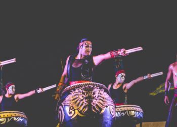 九天民俗技藝團與老鷹印地安樂團跨界演出