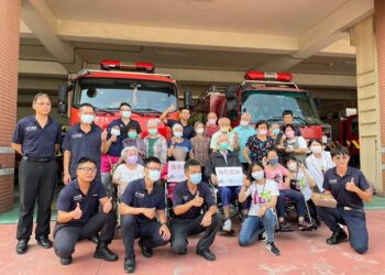 自製暖心月餅來加油樂活長輩為打火兄弟慶賀中秋