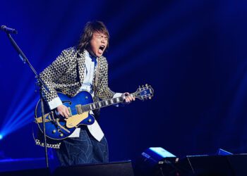 伍佰北美巡演 觀眾齊聲嗨唱高喊「加班」