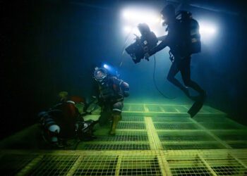 電影《窒息倒數》真實事件生還者親臨拍攝現場 伍迪哈里遜、劉思慕 震撼還原海底災難事件