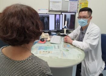 自卑走路像小丑　微創關節置換手術讓阿嬤自信上街購物