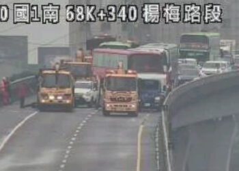 （國一連環車禍片）國道1南下楊梅高架路段連環車禍　9車相撞回堵3公里