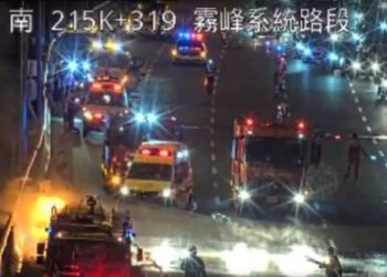 （火燒車片）國三南下霧峰路段火燒車！駕駛即時逃出　一度全線封閉