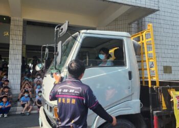交通安全月 岡山國小學童體驗大型車視野死角