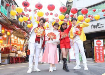 龍千玉領軍林琇琪、葉諾帆、柯俊傑逛年貨大街 拜早年迎金蛇