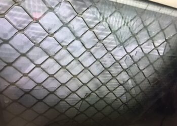 離奇死亡！婦人疑遭脫落倒下鋁門砸中　玻璃碎片割動脈流血過多致死