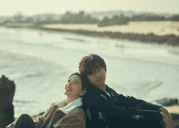 何潤東導演、郭雪芙、陳柏霖主演的海島影集 《不如海邊吹吹風》三張情境劇照首曝光！