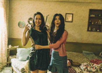 小薰《鬼天廈》焦黑屍妝曝光 自照鏡子「可怕又醜」