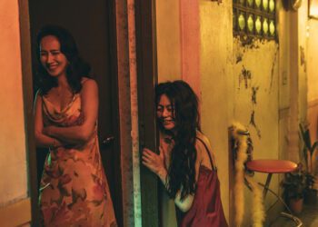 《鬼天廈》首周末真人版新片冠軍 小薰、白癡公主「機車擋泥板」豔照回饋影迷