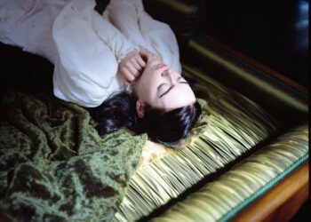 《可憐的東西》試片口碑爆棚 艾瑪史東可望二度封后