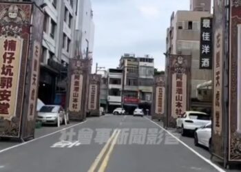 民眾怨廟會活動廣告物影響通行，警方強調路權雖申準但要加強交通維安