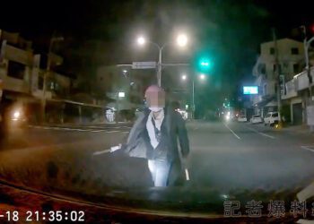 彰化男子路上攔車亮刀  駕駛倒車閃躲玻璃仍被砍一刀