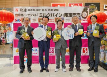 颱風過後 翁章梁赴日本行銷嘉義鳳梨