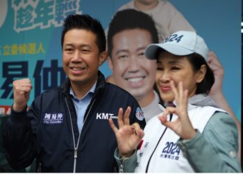鳳山立委選舉「起風了」　柯志恩陪同鍾易仲車隊掃街：民眾期待改變