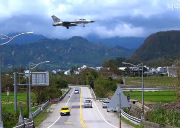 IDF+萬劍彈 飛行首拍！勇鷹高教機～超酷炫彩繪飛行頭盔！