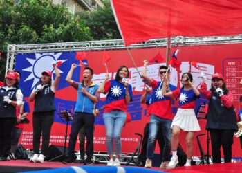 萬旗飄揚李眉蓁願明年有真正的國慶