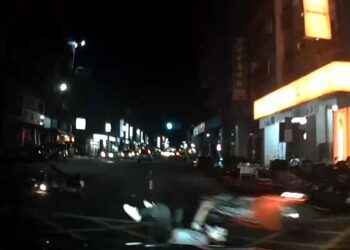 （驚險畫面曝光）機車騎士被撞倒　衝向迎面而來轎車險遭輾