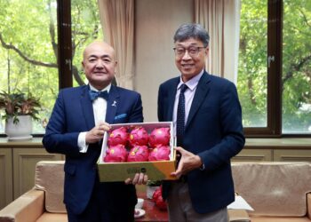 農業部與日台交流協會會面 款待紅龍果感謝共促臺日農產交流