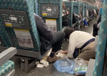 （高鐵列車上抓兔子片）大叔坐在高鐵列車座位上嘔吐　清潔人員跪著擦拭網友心疼
