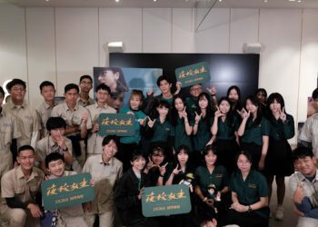 百名建中、北一女學生穿制服看《夜校女生》 陳姸霏勉勵學測考生「每個人都有自己的光」