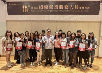 就業經濟持續起飛，桃園勞工向前行 勞動局李賢祥局長頒發112年度桃園市績優就業服務人員獎項