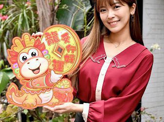 小鄧麗君搶先賀年沾金龍好運 演藝事業龍飛鳳舞