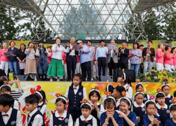 杜鵑花海笑燦燦 簡文秀與民眾嗨唱「甜蜜蜜」