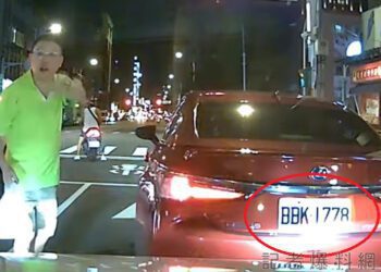 （78片）囂張男併排違停買便當被叭還嗆聲 網友：車牌說明了一切