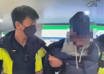 （酒醉咆哮喧鬧片）男子酒醉基隆車站咆哮喧鬧　警到場帶回管束