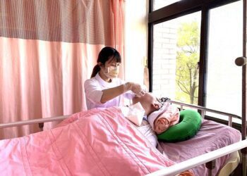 車禍意外毀一生　母親探視不放棄