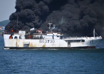 高雄鳳鼻頭漁港外海漁船起火濃沖天！　11名船員全獲救