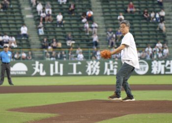 農業部長陳駿季赴日本職棒擔任開球嘉賓 台灣香腸、貢丸日本棒球場首販售